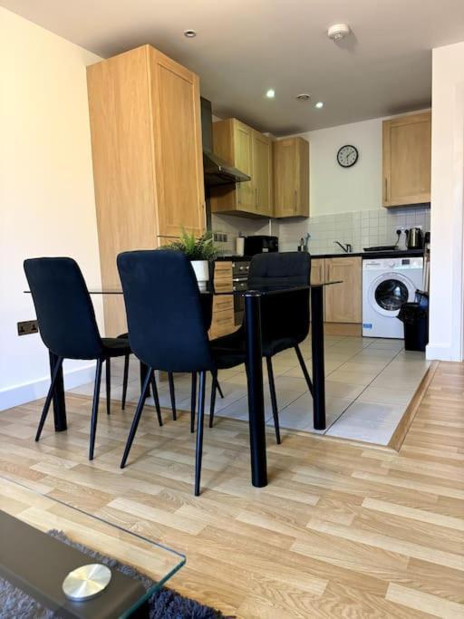 Two Bedrooms Flat In Stratford * Londen